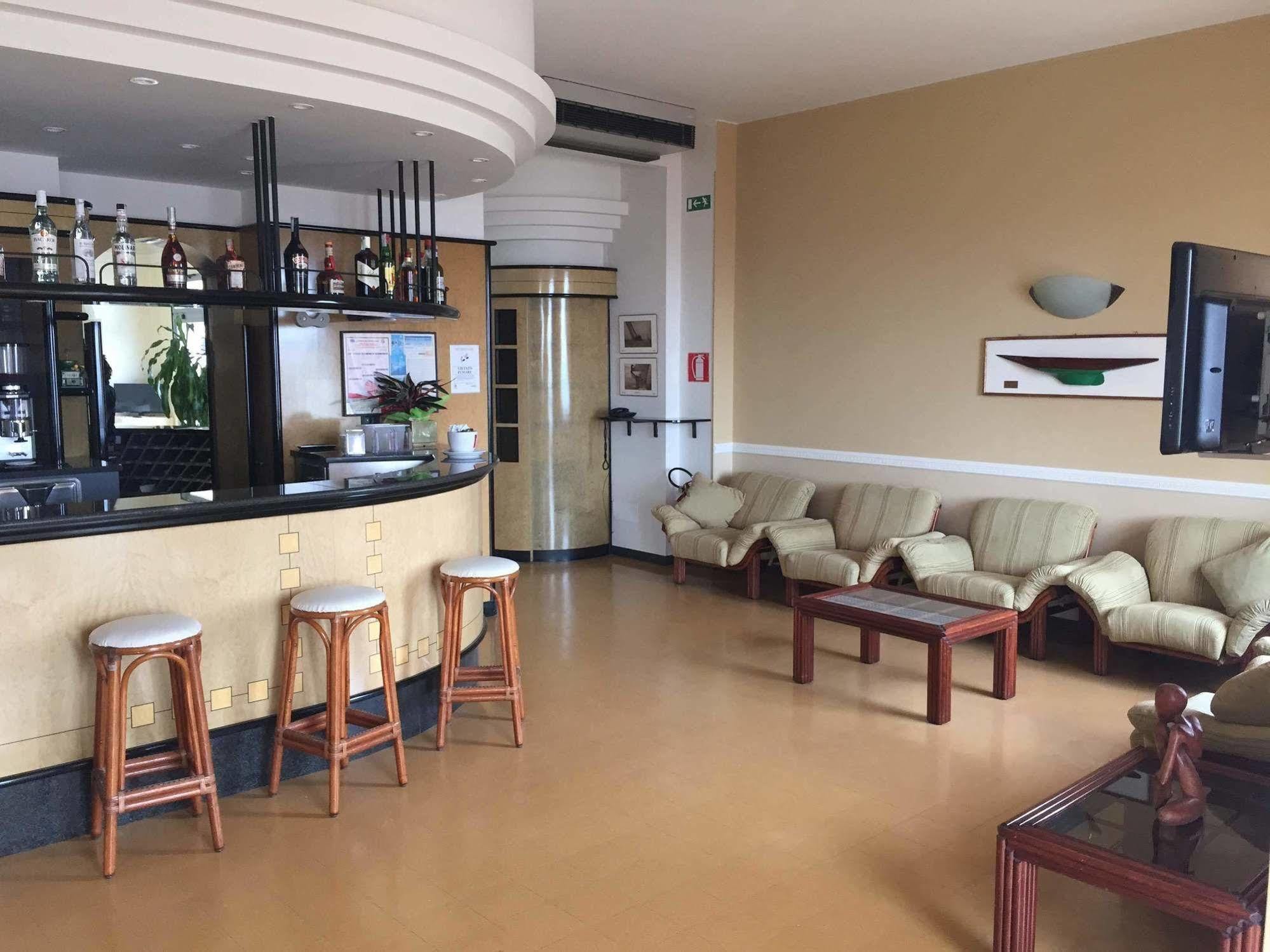 Hotel Croce Di Malta Империя Экстерьер фото